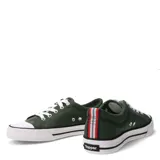 Championes Topper modelo Derby, de estilo urbano y diseño clásico. Confeccionados en lona color verde oliva, cuentan con puntera reforzada, suela de goma blanca con detalles en negro y cierre mediante cordones blancos.