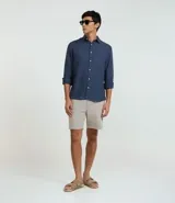 Camisa de hombre marca Marfinno, confeccionada en lino puro color marrón. Presenta un corte comfort, cuello inglés, manga larga y cierre frontal con botones.