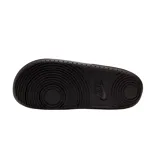 Ojotas Nike Offcourt Slide, de diseño cómodo y deportivo, color gris con banda ancha en el empeine de color blanco que lleva la palabra NIKE en letras negras grandes.