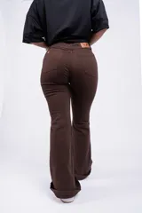 Pantalón tipo oxford de tiro alto, color beige, con diseño de cinco bolsillos y cierre frontal con botón y cremallera.
