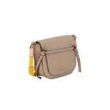 Bandolera Capri de formato compacto y diseño moderno, confeccionada en símil cuero color tostado. Cuenta con solapa frontal, detalles de costuras visibles y correa de hombro ajustable decorada con cordones tejidos en tonos amarillo y rosado. Incluye compartimento principal y herrajes metálicos oscuros.