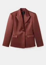 Blazer de corte recto y diseño estructurado, confeccionado en tejido satinado color marrón. Presenta cuello con solapas de muesca, cierre frontal de doble botonadura, bolsillos de solapa en el frente y bolsillo de parche en el pecho. Incluye forro interior y mangas largas con puños abotonados.