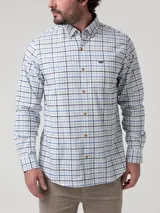 Camisa de franela de algodón orgánico para hombre, con diseño de cuadros en tonos celestes, azules y oscuros sobre base blanca. Presenta cuello abotonado, cierre frontal de botones, bolsillo aplicado en el pecho y un pequeño bordado distintivo de la marca RKF.