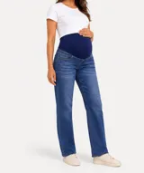 Jean maternal de corte recto y tiro alto, confeccionado en denim azul clásico con lavado suave y elástico. Cuenta con una faja maternal azul de tejido suave y flexible que cubre el abdomen, además de bolsillos delanteros funcionales.