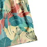 Short de baño Von Braun con estampado botánico en tonos azul, rosa y crema. Cuenta con cintura elástica, dos bolsillos laterales y un bolsillo trasero con solapa y etiqueta de la marca.