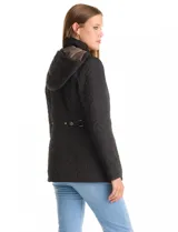 Campera de abrigo color marrón, con diseño capitoneado de costuras entrelazadas en relieve. Presenta cuello alto, capucha desmontable, cierre frontal completo y bolsillos laterales con cierre. Incluye trabas ajustables en la cintura con botones metálicos para entallar la silueta.