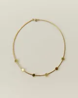 Gargantilla de cadena rígida tipo omega en color dorado, con pequeños dijes en forma de flor distribuidos a lo largo de la pieza.