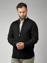 Campera de punto negra con cuello alto, cierre frontal y logo bordado en el pecho.