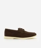 Zapato dockside para hombre de Viko, confeccionado en material sintético con acabado simil gamuza en color marrón. Diseño clásico con cordones, punta redondeada, costura visible en la capellada y suela de goma termoplástica en color blanco.