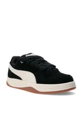 Championes Puma Park Luna de color negro con detalles en blanco y suela de goma marrón. Presentan diseño de gamuza sintética, cordones gruesos negros y la franja característica de la marca en el lateral.