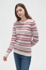 Remera de manga larga al cuerpo, confeccionada en tejido de viscosa con diseño de rayas horizontales en tonos rosados, blancos y marrones, con cuello a la base y puños con detalle de botones.