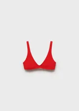 Top de bikini rojo con tirantes elásticos, tejido con textura, cierre de gancho y cuello de pico.