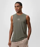 Musculosa deportiva Get Over de poliamida con tecnología dry, color gris oscuro, con cuello redondo, diseño sin mangas y estampa frontal con el texto "RUN CLUB".