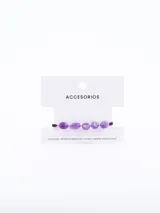 Pulsera ajustable de hilo color violeta con piedras naturales de amatista en forma irregular y pequeñas cuentas doradas intercaladas.