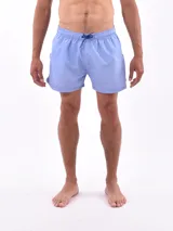 Short de baño color azul claro, con cintura elástica y cordón ajustable en azul oscuro.
