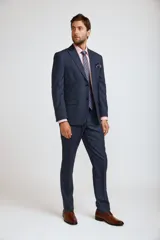 Ambo formal compuesto por saco de dos botones y pantalón de vestir a juego, en color azul marino. El saco presenta solapas clásicas y bolsillos con solapa, mientras que el pantalón tiene un corte recto y elegante.