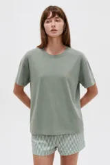 Remera manga corta de algodón color verde militar, con cuello redondo y diseño holgado.