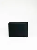 Billetera de hombre color negro, con diseño combinado de textura lisa y texturizada en el lateral, con el logo de la marca Rusty Co grabado.