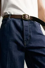 Jeans relaxed fit de tiro medio, confeccionados en denim de algodón con efecto ligeramente lavado. Presentan perneras rectas con raya de planchado, diseño de cinco bolsillos y cierre frontal con cremallera y botón.