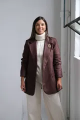 Blazer de corte sastrero en color marrón chocolate, con solapas clásicas, bolsillos delanteros con solapa y costuras a la vista en tono contrastante.