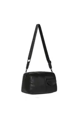 Cartera bandolera de cuero sintético color beige, con bolsillo frontal negro con solapa y cierre de botón a presión, marca Oreiro Love. Incluye correa ajustable y desmontable en color negro.