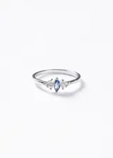 Anillo de plata 925 con diseño de cinco piedras en talla marquesa, destacando una piedra central en color celeste y cuatro piedras laterales transparentes.