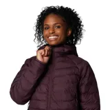 Campera acolchada con capucha, color bordó, con cierre frontal completo, bolsillos laterales con cierre y puños elásticos.