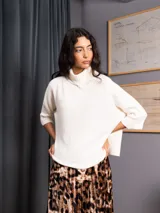 Poleron negro de tejido de punto con cuello alto doble y mangas 3/4 con puños acanalados.