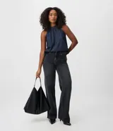 Pantalón de jean premium de tiro medio con corte wide leg, de color azul, con pretina con pasacintos y bolsillos funcionales.