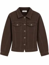 Campera de jean color marrón, de corte clásico con bolsillos frontales con solapa, cierre de botones metálicos y cuello camisero.