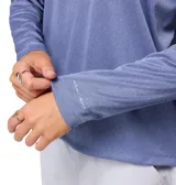 Remera de manga larga Columbia, diseñada para actividades al aire libre, con tecnología de protección solar y secado rápido. Presenta un diseño de cuello redondo, corte cómodo y estampado con el logo de la marca en el pecho y a lo largo de la manga.