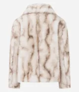Saco corto de pelo sintético con estampa abstracta en tonos beige y marrón. Presenta cuello tipo solapa, mangas largas y cierre frontal, con una textura suave y voluminosa.