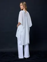 Kimono de gasa color blanco, con diseño abierto y mangas amplias. Presenta detalles de apliques brillantes a lo largo de la abertura frontal.