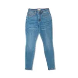 Pantalón de jean estilo chupín color celeste, de tiro medio con diseño clásico de cinco bolsillos, cierre de cremallera y botón metálico.