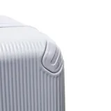 Valija rígida grande de policarbonato color plateado, con diseño texturizado de líneas verticales, cuatro ruedas dobles multidireccionales y esquinas reforzadas.