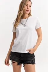 Remera básica de manga corta y cuello redondo, color lila, de corte regular y diseño liso.