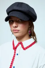 Boina tipo cap de color azul oscuro con diseño de rayas finas verticales en tono más claro.