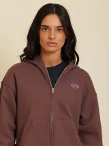 Canguro con cierre color gris topo, con capucha y logo bordado en el pecho.