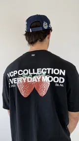 Remera blanca de corte regular, con estampa en la espalda que presenta la leyenda "VCP COLLECTION EVERYDAY MOOD" junto a un gráfico de fresas.