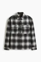 Sobrecamisa de franela con cuello inglés, cierre frontal de botones y dos bolsillos superiores con solapa. Presenta mangas largas con puños abotonados y bajo recto.