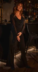 Mono largo de crepe color negro, con escote drapeado y mangas largas de tul con apliques de strass.