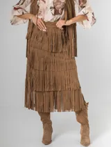 Falda larga de gamuza color marrón, con múltiples capas de flecos largos que le dan mucho movimiento.