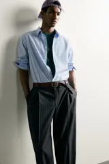 Camisa celeste de corte relaxed fit confeccionada en algodón, con cuello con botones y manga larga.