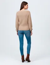 Buzo de tejido combinado marca Zac & Rachel en color blanco, con cuello redondo y mangas largas con diseño calado. Presenta un cuerpo con textura de punto acanalado.