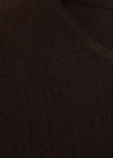 Top marrón oscuro de punto fino, sin mangas, con cuello redondo y tirantes anchos, de corte entallado y diseño recto.