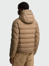 Campera puffer Moncler modelo Zeflor de color tostado, con diseño acolchado horizontal, capucha integrada con cordones anchos ajustables y cierre frontal de cremallera doble.