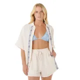 Camisa blanca de manga corta con bordados azules en cuello, botones y ruedo.