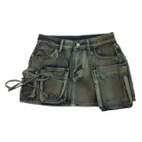 Minifalda de jean con efecto batik en tonos verde y marrón, de corte ajustado. Presenta un diseño tipo cargo con dos bolsillos pequeños superiores y dos bolsillos grandes laterales con solapa.