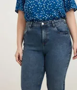Pantalón de jean corte skinny con cintura media, cierre frontal con botón y cremallera, bolsillos funcionales y detalle de pequeña abertura en el ruedo interno.