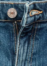 Jeans slim tiro alto de color azul, con diseño crop, cierre de botón y cremallera, trabillas y cinco bolsillos.